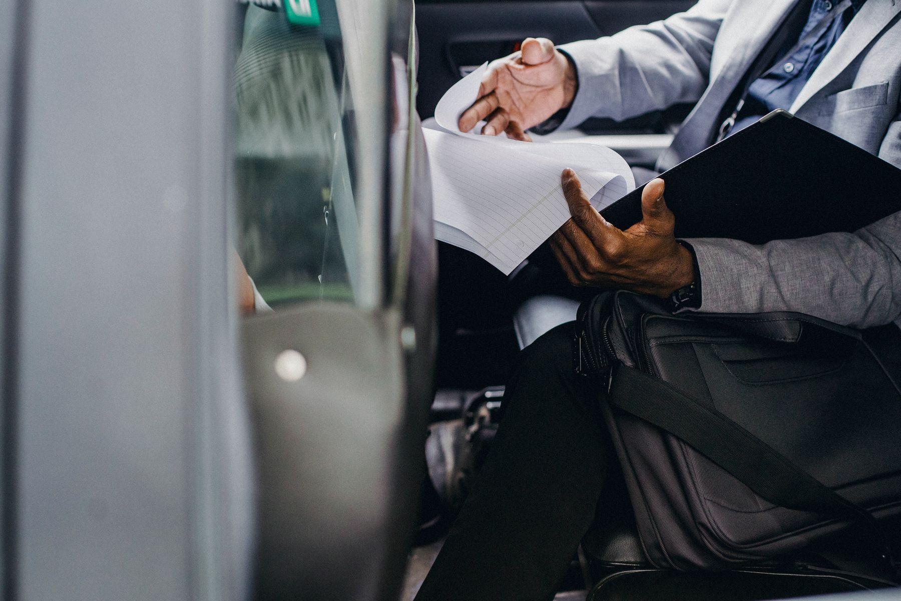Conducteur consultant des documents dans son véhicule